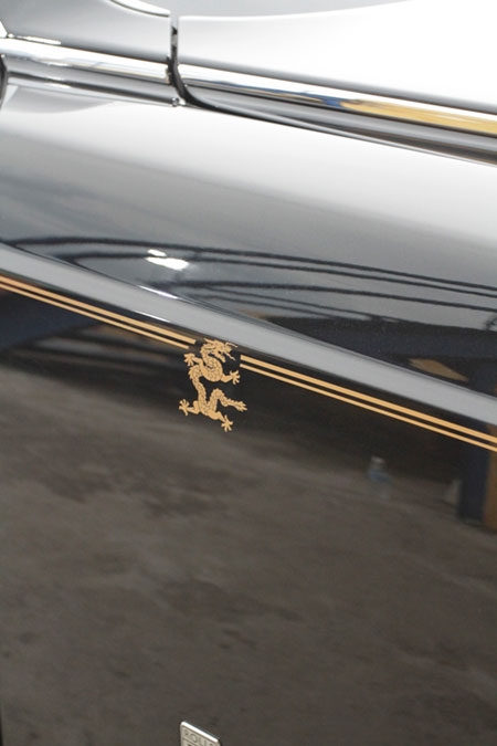 Logo Rồng trên thân xe