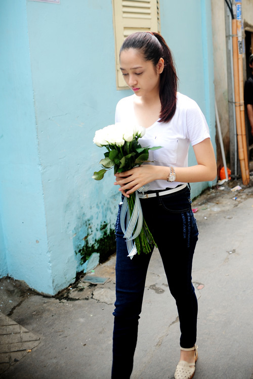 Sự kiện - Bảo Anh cầm hoa trắng đến thăm Wanbi Tuấn Anh (Hình 3).